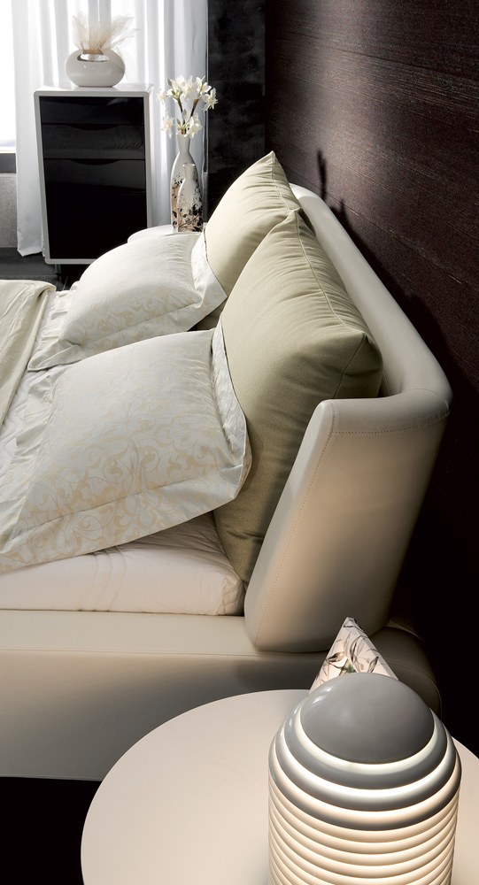 Cadillac White Leather Platform Bed by Zuri Furniture Zuri Furniture